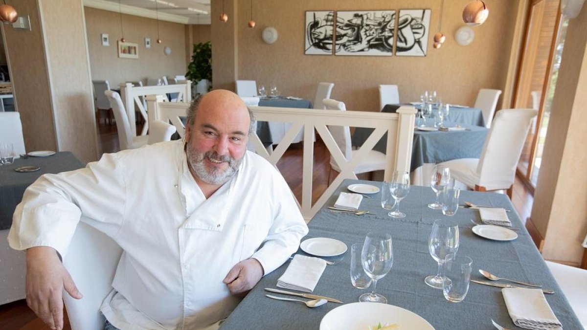 El cocinero, en el comedor con un plato de espárragos de Tudela de Duero, producto de temporada.-J.M. LOSTAU