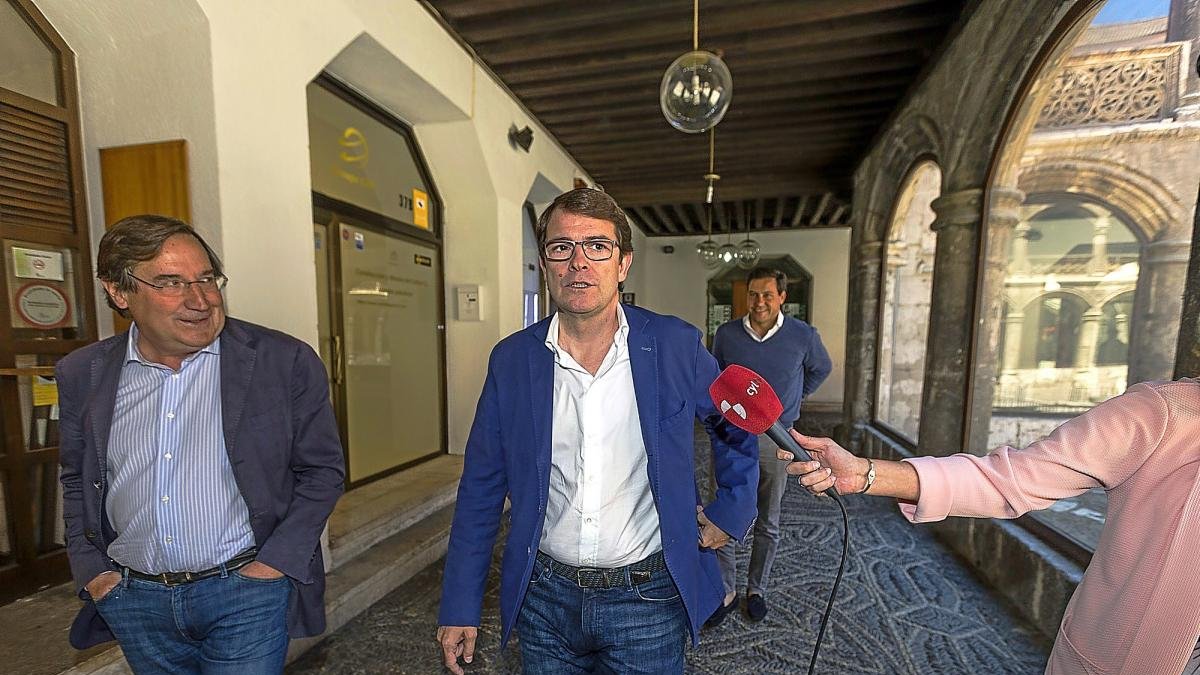 Pedro Viñarás, Alfonso Fernández Mañueco y Juan José Sanz Vitorio, a la salida de la reunión.-ICAL