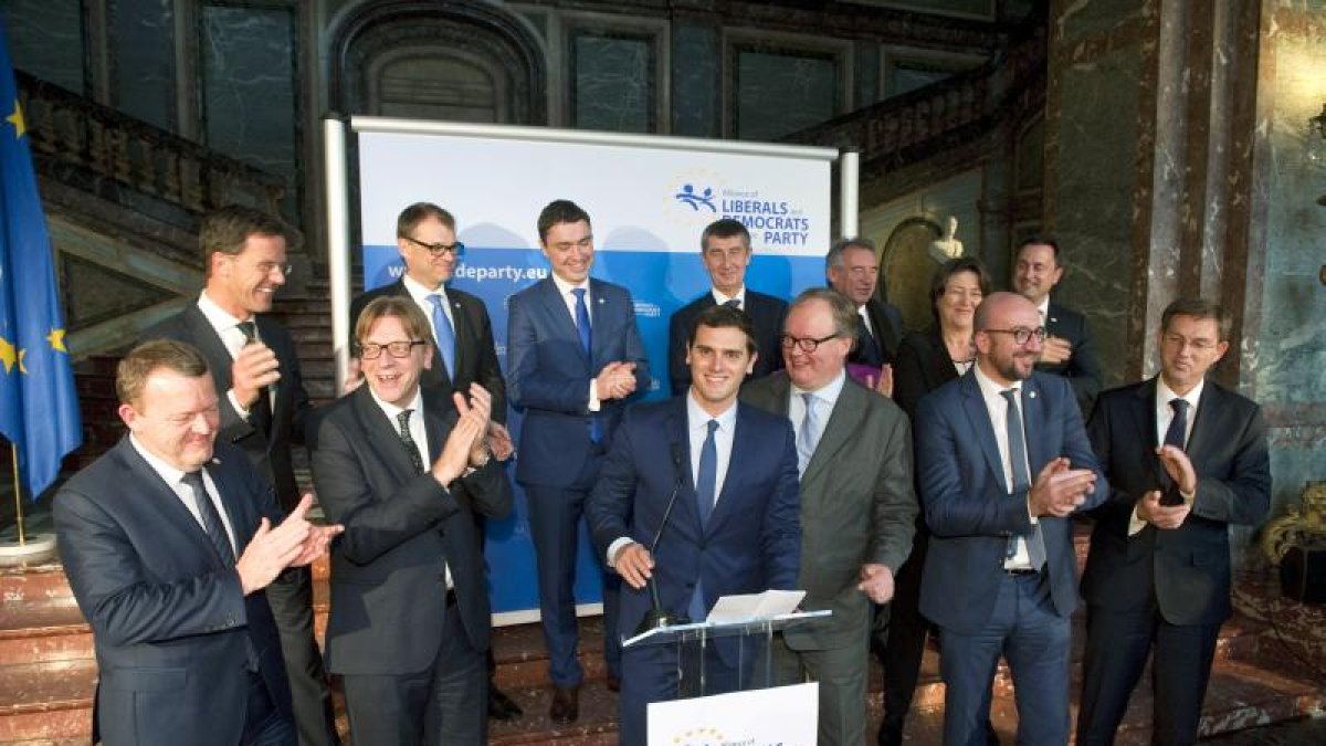 El candidato de Ciudadanos a la Presidencia del Gobierno español, Albert Rivera, junto a Hans van Baalen (3-d, primera fila), presidente de la Liberal Internacional, y el líder del grupo de la Alianza de los Liberales y Demócratas para Europa, Guy Verhofs-EFE