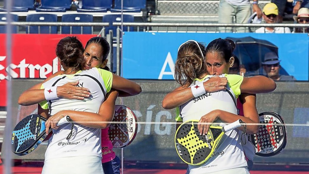 Las gemelas Sánchez Alayeto, de frente, abrazan a sus rivales en la final.-MIGUEL ÁNGEL SANTOS