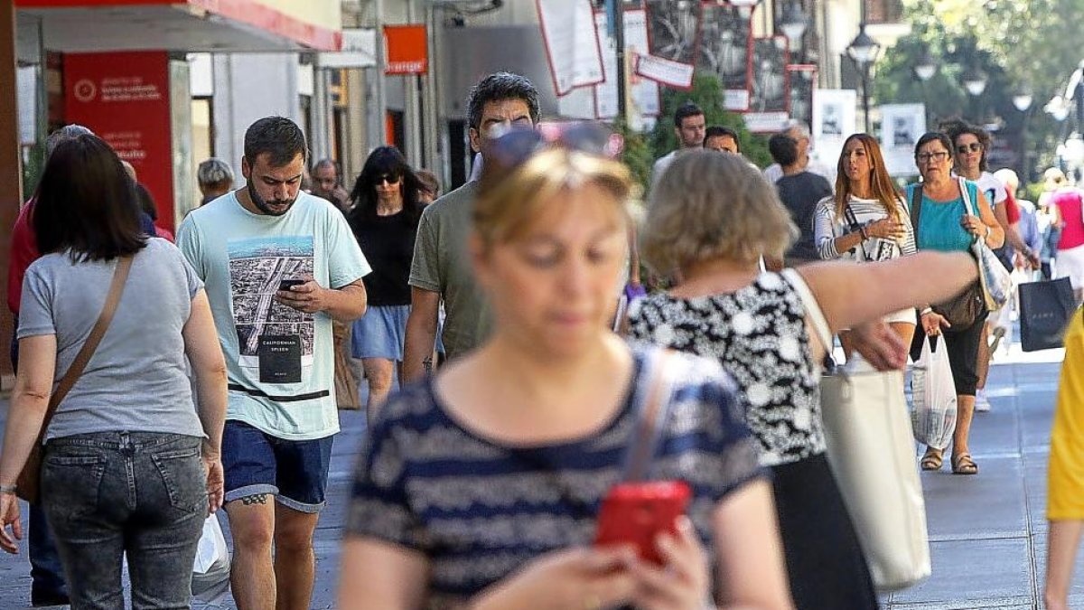 Vallisoletanos comprando en la calle Santiago de Valladolid.-J.M. LOSTAU