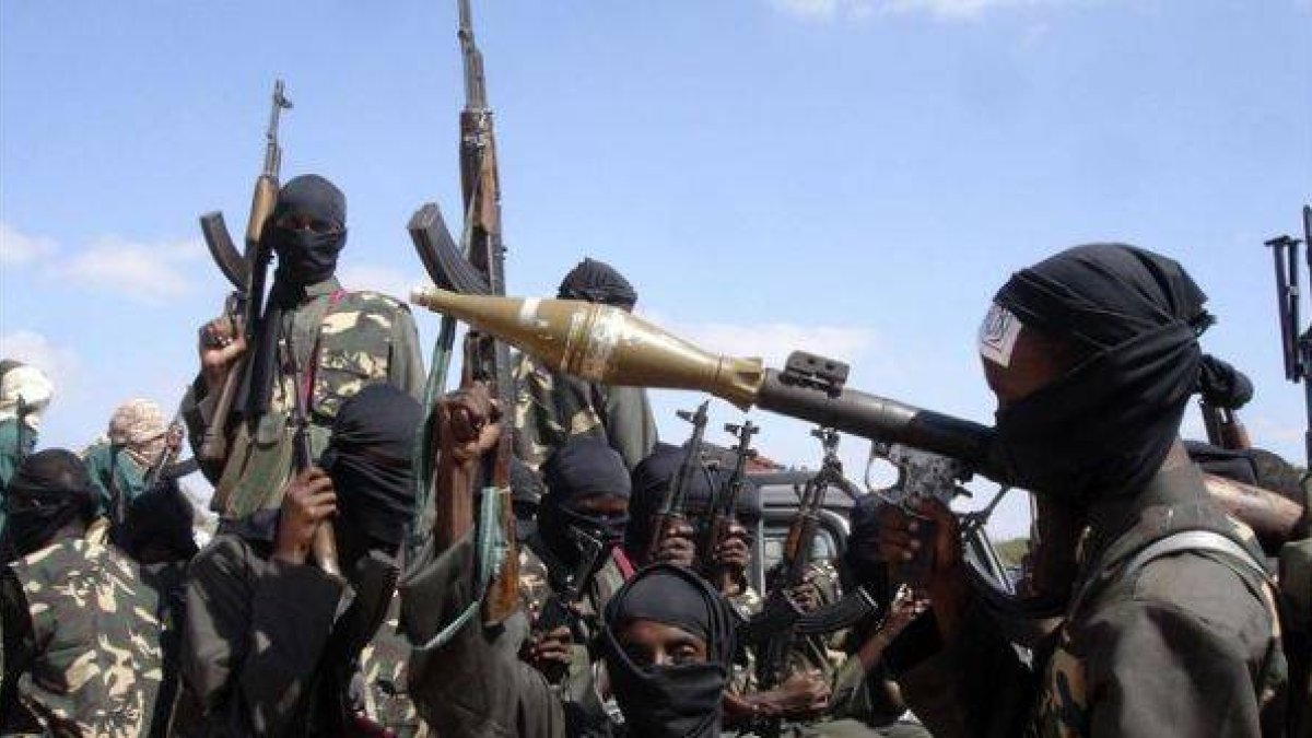 Combatientes de Al Shabab se preparan para realizar una misión en una población cercana a Mogadiscio.-Foto: AP / FARAH ABDI WARSAMEH
