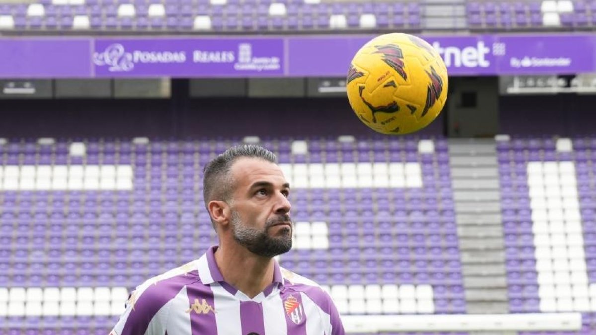 Álvaro Negredo, con su nuevo uniforme.