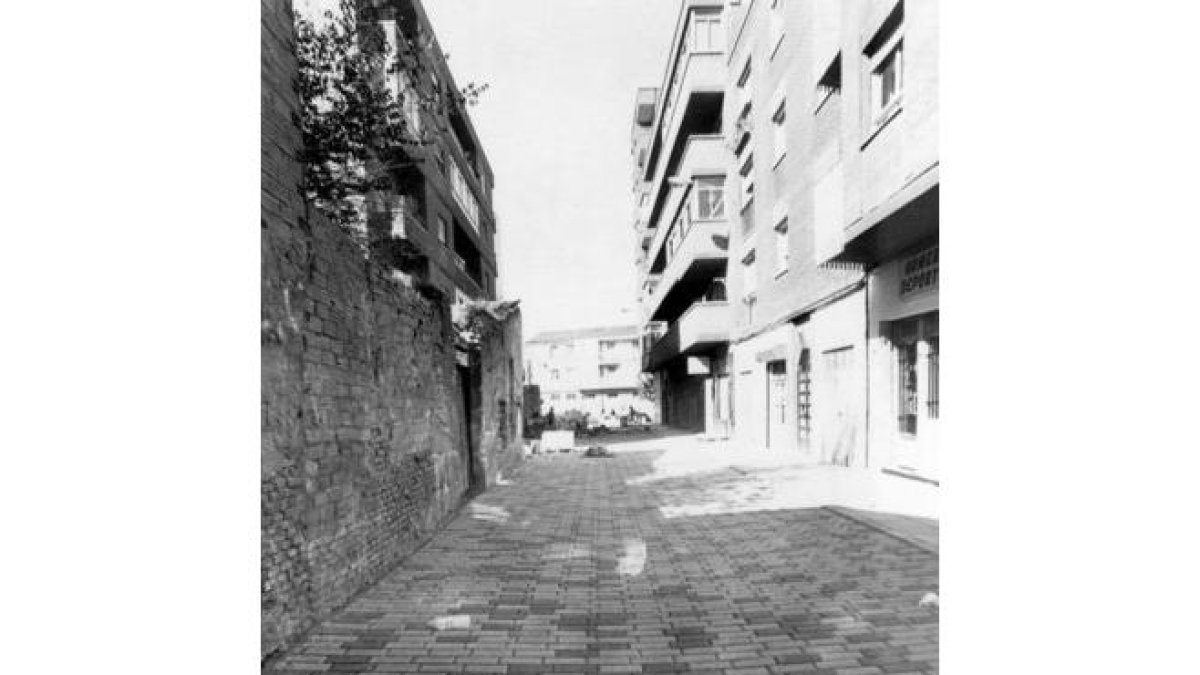Obras de pavimentación en la calle Isidro Polo de Valladolid que da a la Plaza de los Ciegos. ARCHIVO MUNICIPAL DE VALLADOLID