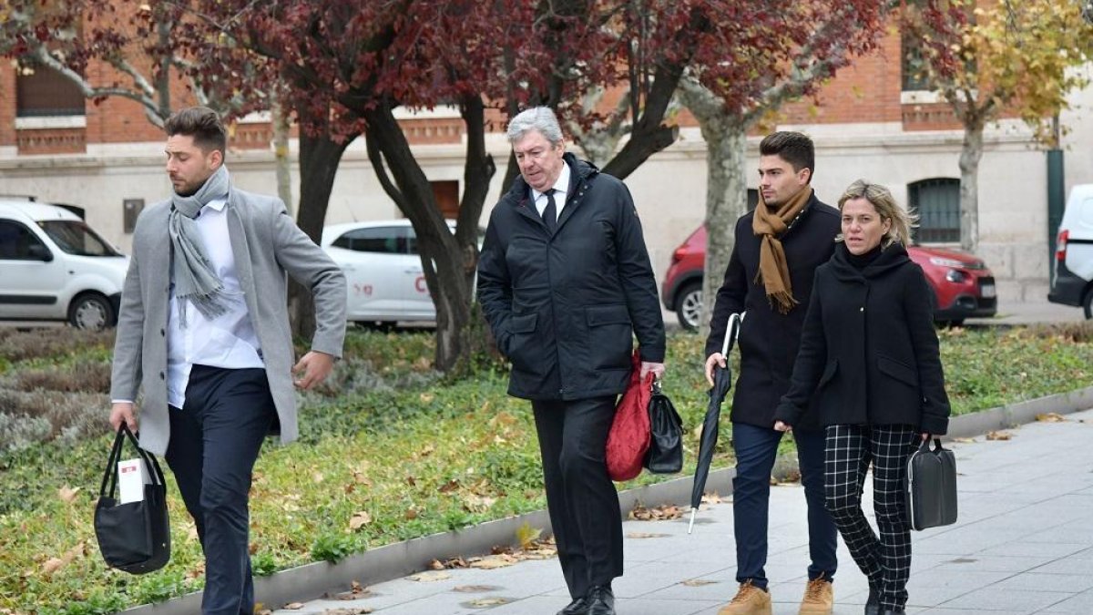 Víctor Rodríguez ‘Viti’ y Raúl Calvo, ayer, junto a sus abogados, Rafael Uriarte y Olga Navarro.-RAÚL G. OCHOA