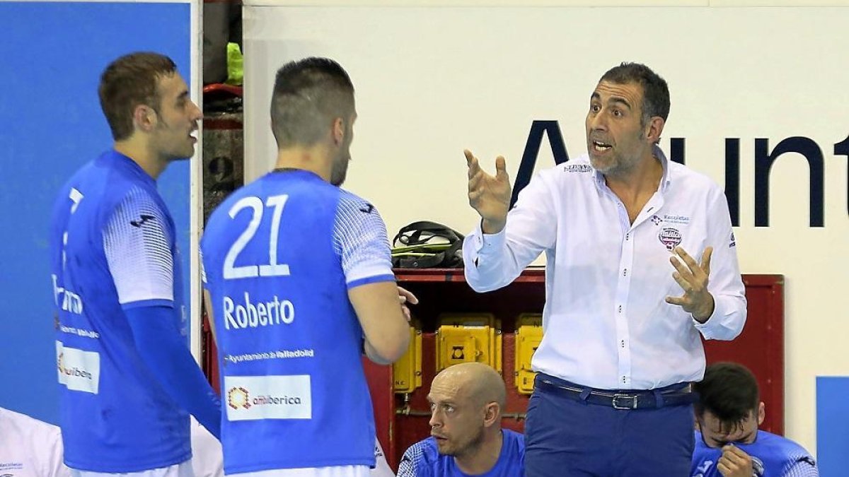 Pisonero da indicaciones a Turrado y Roberto Pérez durante un tiempo muerto.-MIGUEL ÁNGEL SANTOS