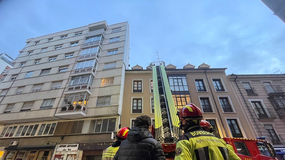 Desprendimiento de una chapa en calle López Gómez de Valladolid por fuertes vientos.- PHOTOGENIC