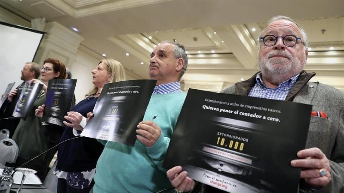 La presidenta del Colectivo de Víctimas del Terrorismo del País Vasco, Covite, Consuelo Ordóñez (c), la eurodiputada, Maite Pagazaurtundua (2i), la víctima del IRA, Ken Funston (i), el filósofo Fernando Sabater (d), y el padre de Ignacio Echeverría.-EFE