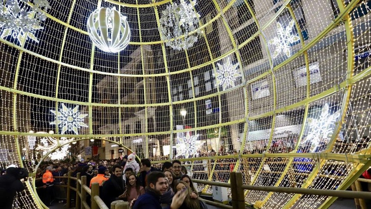 Bola de navidad instalada en la calle Santiago de Valladolid.-ICAL