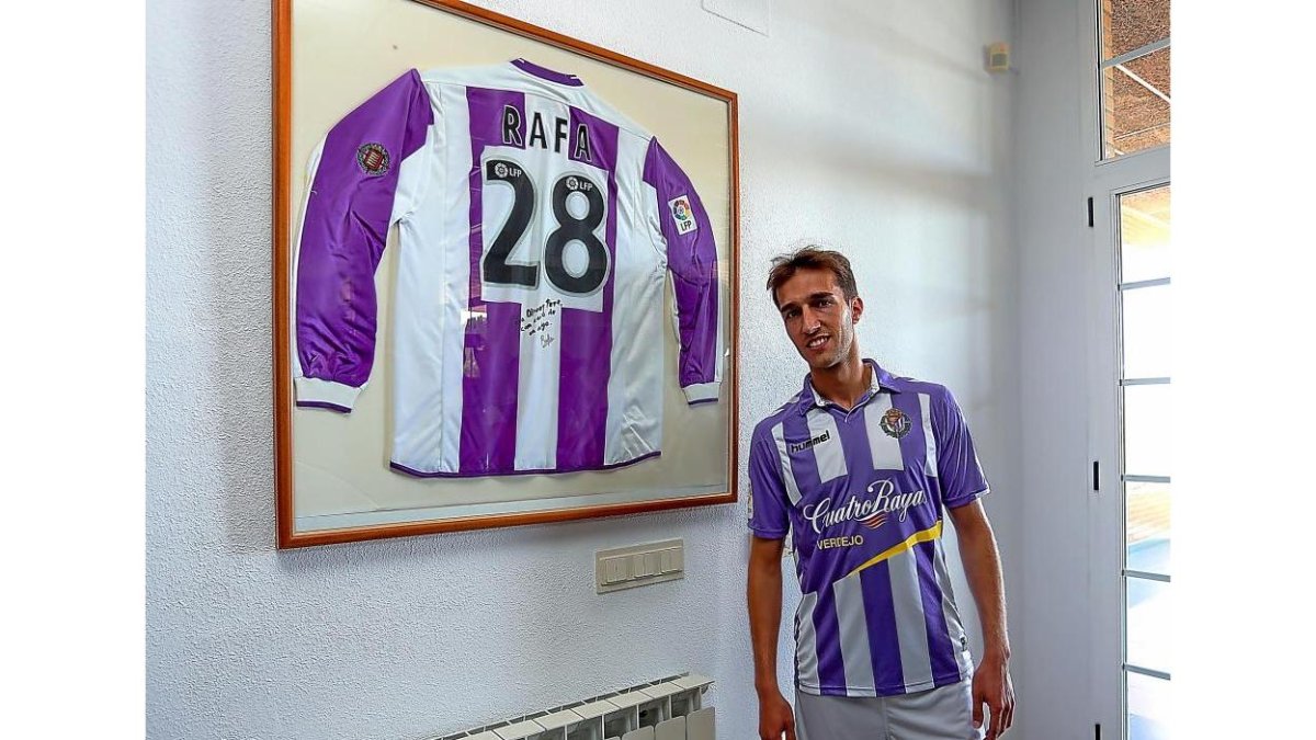 Rafa posa junto a la camiseta que lleva su nombre en la Residencia de Jugadores del Real Valladolid.-BALCAZA
