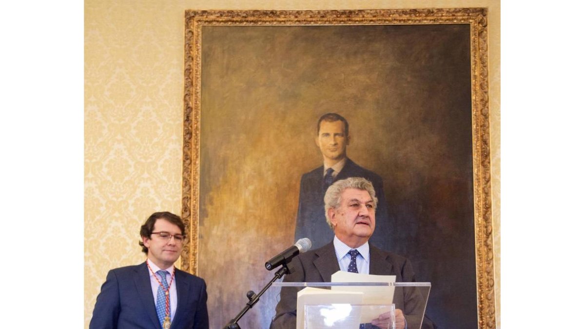 El presidente de las Congreso, Jesús Posada, inaugura en presencia de Alfonso Fernández Mañueco, alcalde de la ciudad, el retrato de Felipe VI que preside el salón de recepciones del ayuntamiento de Salamanca-Ical
