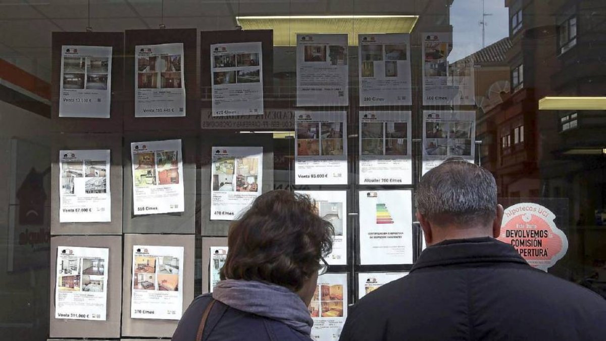 Dos personas miran los anuncios en una inmobiliaria de Valladolid-Ical