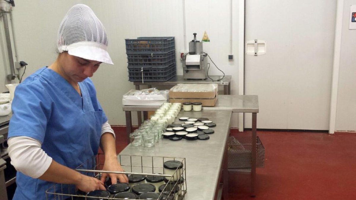 Inmaculada Herráez envasa sus cremas de queso.-D. S.