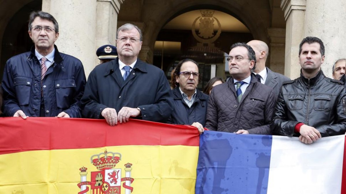 Concentración en León por los atentados de París. En la imagen (IaD) el presidente de la Diputación, Juan Martínez Majo; el alcalde, Antonio Silván; el cabeza de lista al Senado del PP por León, Luis Aznar, el concejal de Seguridad, Fernando Salguero y el-ICAL