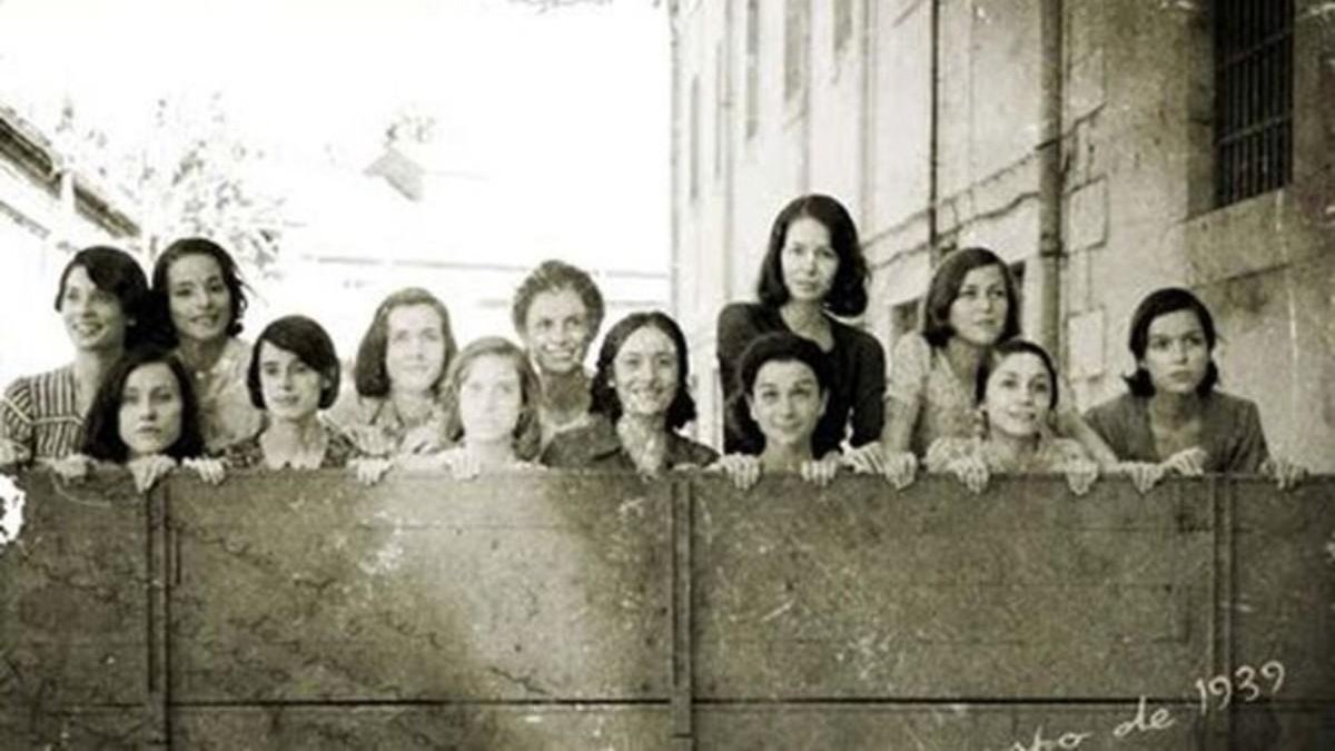 Las 13 jóvenes de las Juventudes Socialistas Unificadas.-EL PERIÓDICO