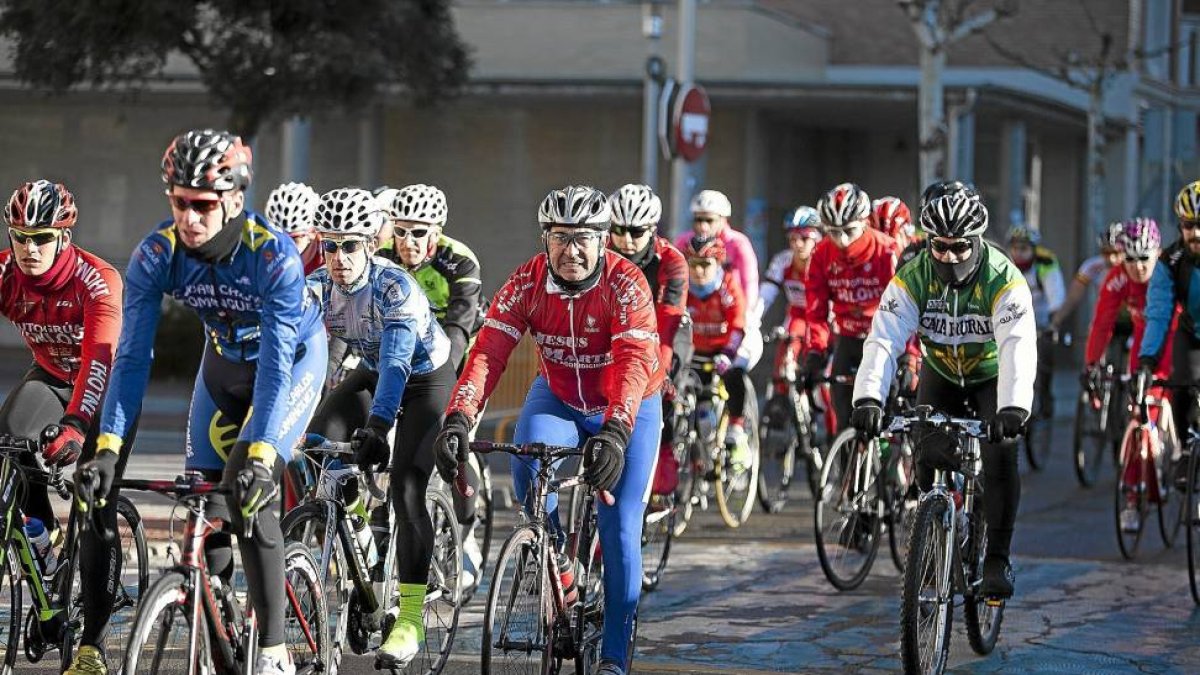 Varios ciclistas inician su marcha en la II Carrera del Pavo en la Cistérniga-José C. Castillo