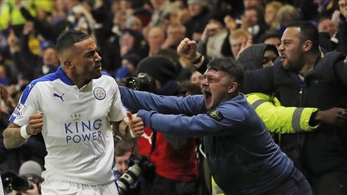 Un fan del Watford abraza a Danny Simpson tras el gol de Mahrez en el estadio del Watford.-REUTERS / EDDIE KEOGH
