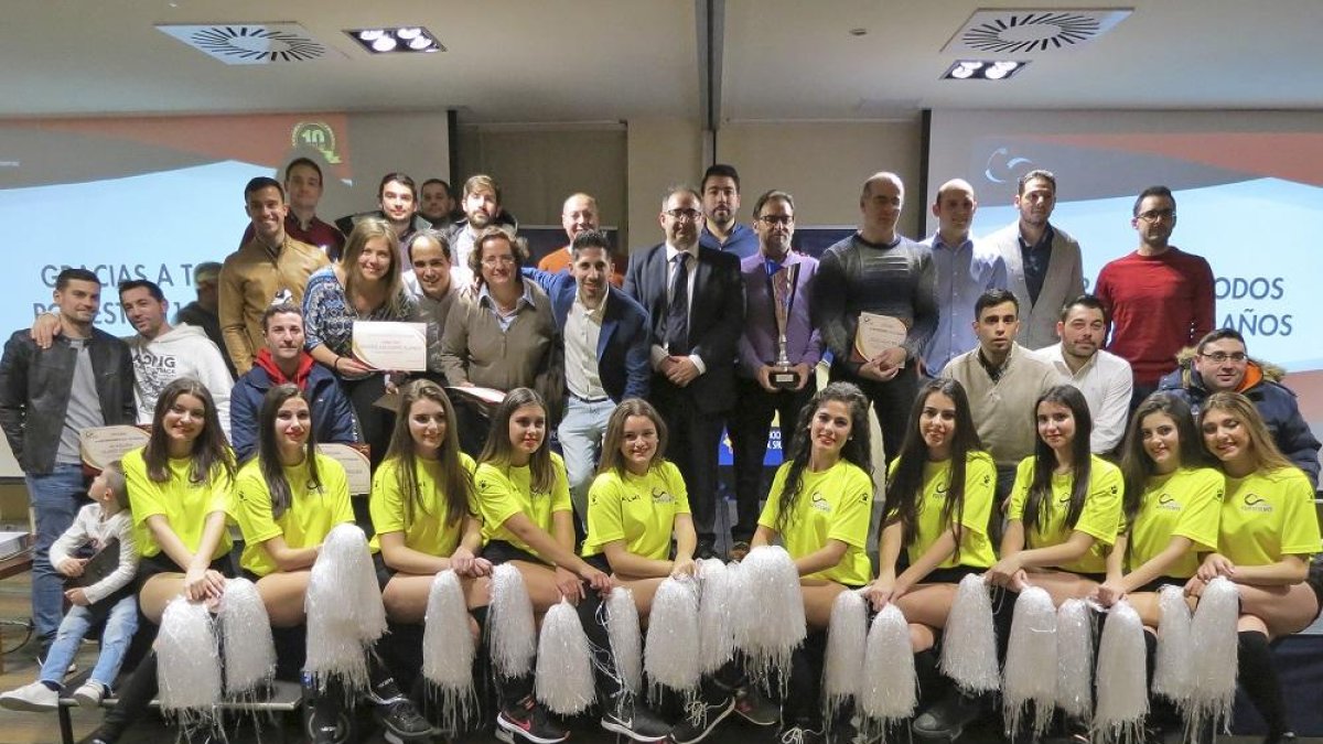 Foto de familia de los premiados en la gala de Futsalva, acompalados por las Pucela Dance, en primer plano.-EL MUNDO