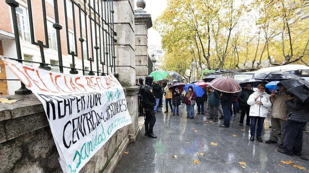 Concentración de los vecinos de Delicias frente a la Consejería de Sanidad para pedir la reapertura del Centro de Especialidades.-N. MONGIL / PHOTOGENIC