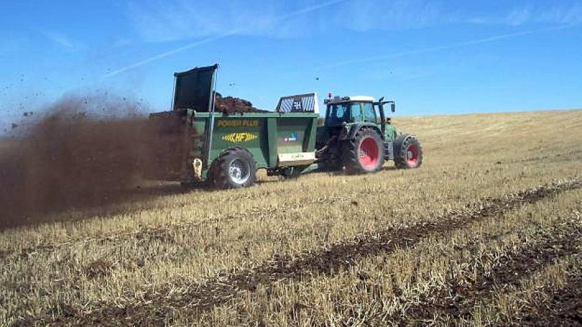 Ferlización con purines en una parcela agrícola de Castilla y León con maquinaria especializada-VALENTÍN GUISANDE