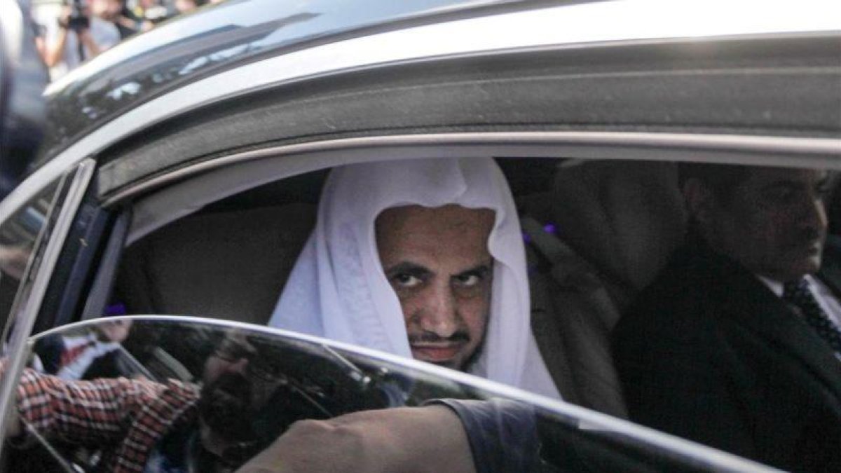 El fiscal general de Arabia Saudi, Saud al Moyeb, abandona el consulado saudi en Estambul el pasado 30 de octubre.-EFE