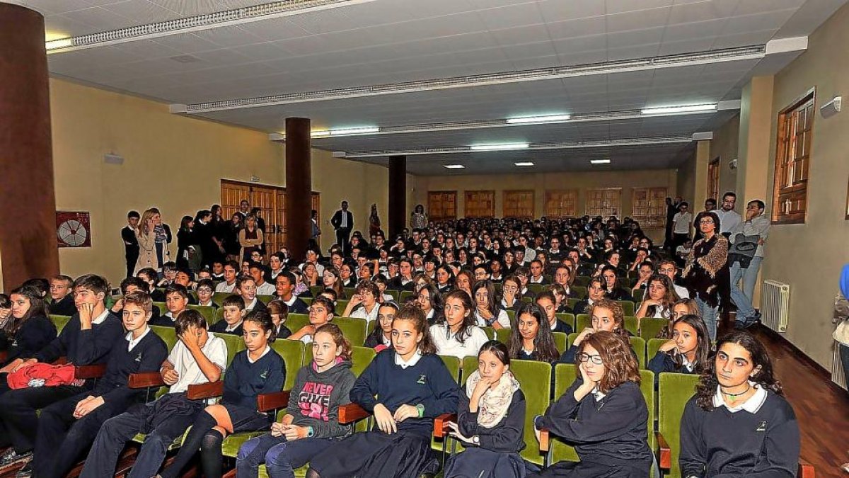 El salón de actos del colegio Jesús yMaría colgó el cartel de completo para ver la charla de Paco García.-EL MUNDO