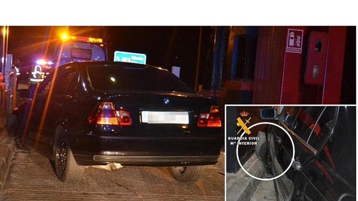Foto del coche empotrado contra la cabina de peaje-GUARDIA CIVIL BURGOS
