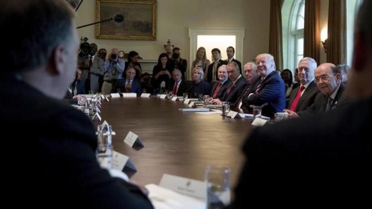 Trump ríe durante la primera reunión de su Gabinete al completo, en la Casa Blanca, el 12 de junio.-AP / ANDREW HAMIK