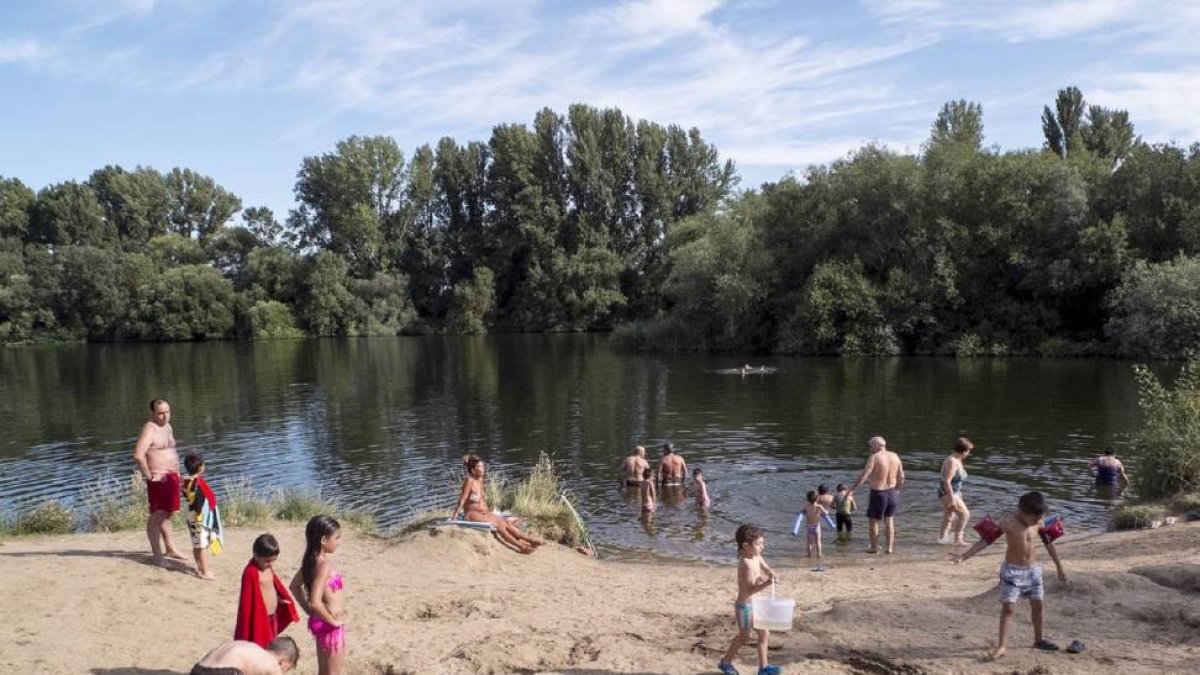 Las altas temperaturas animan a refrescarse en el río Tormes.-ICAL
