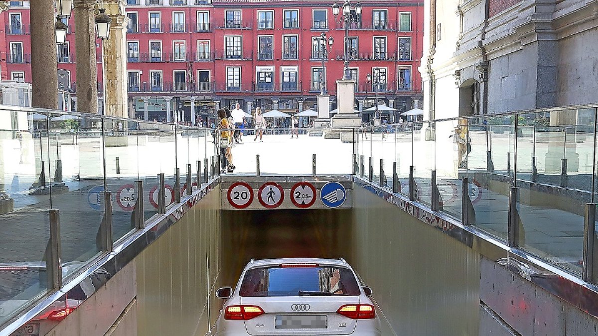 Acceso al aparcamiento de la plaza Mayor por la calle Manzana. - E.M.
