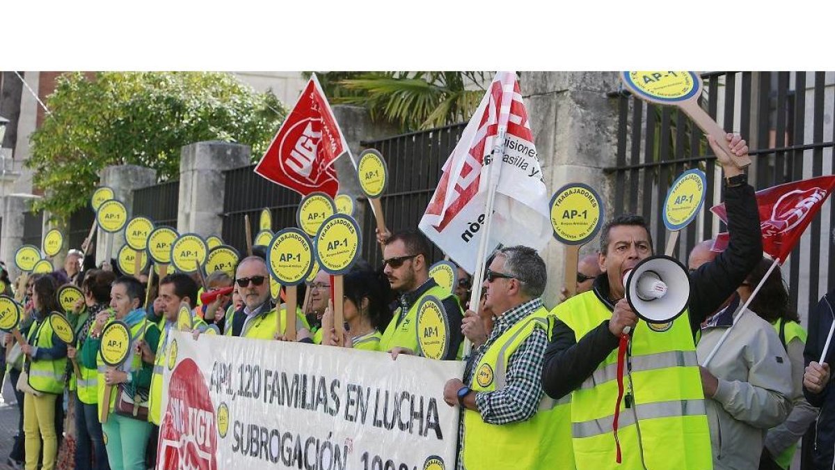 Trabajadores de la autopista AP-1 protestan a las puertas de la Subdelegación del Gobierno en Burgos.-RAÚL G OCHOA