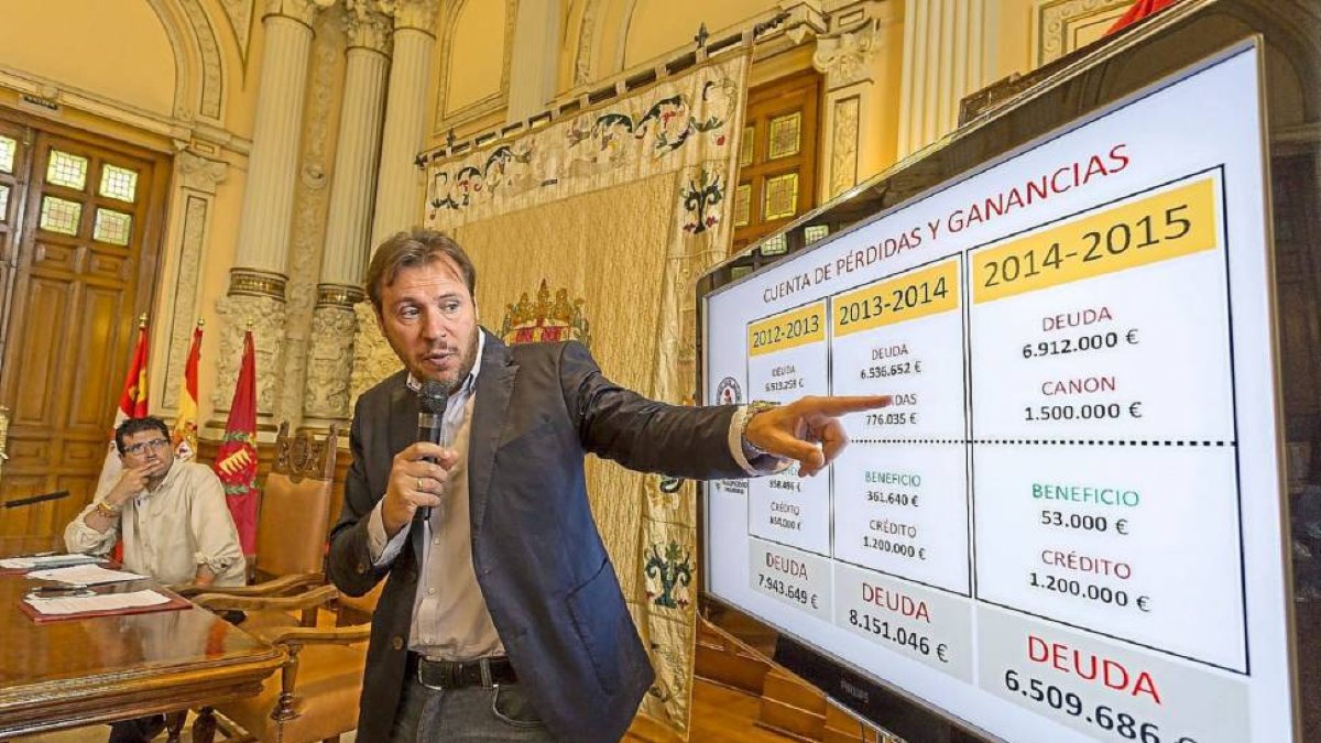 El alcalde Óscar Puente detalla la evolución de las cuentas del CB Valladolid.-Miguel Ángel Santos