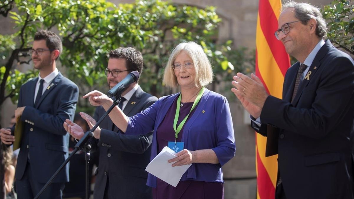 El alcalde de Fonollosa, Eloi Hernàndez, el vicepresidente del Govern, pere Aragonès, la expresidenta del parlamento escocés, Tricia Marwick, y el president, Torra, en el plau de la Generalitat.-EFE
