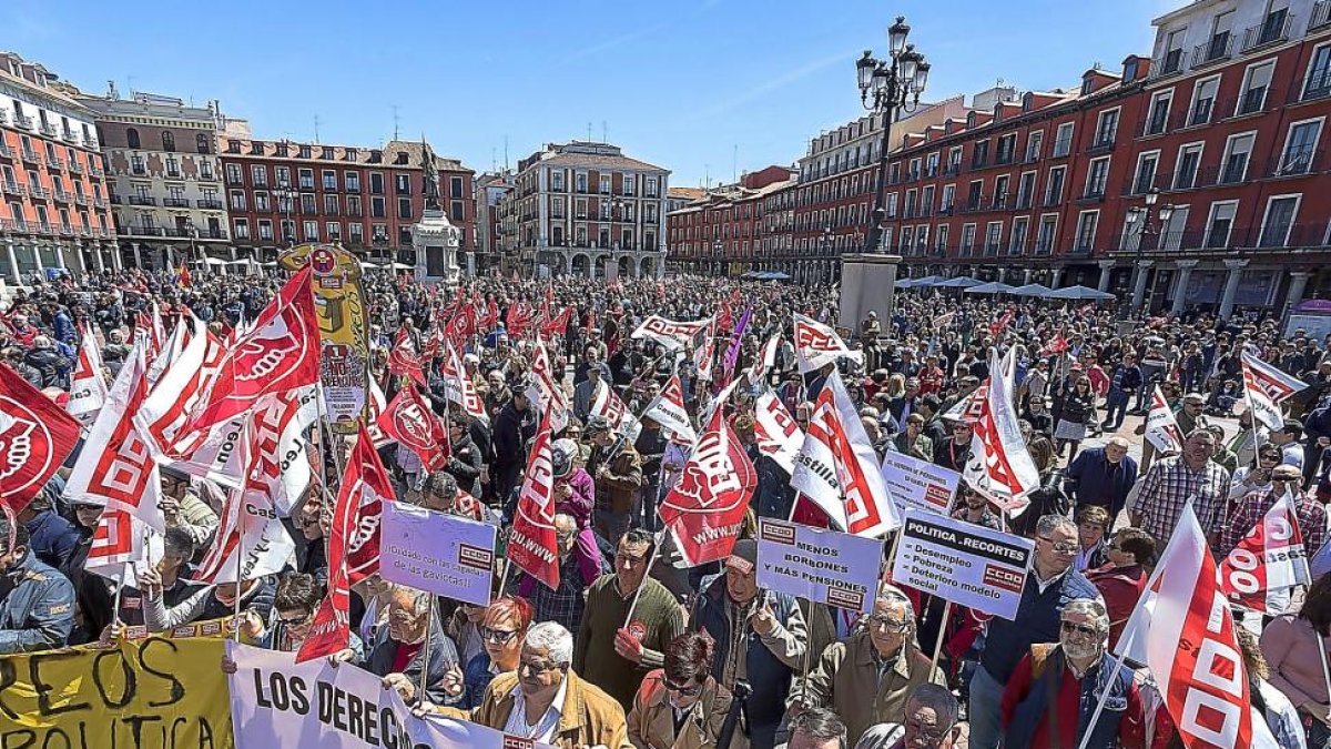 Participantes en la manifestación del Primero de Mayo en la Plaza Mayor de Valladolid durante el discurso de los representantes sindicales.-PABLO REQUEJO (PHOTOGENIC)