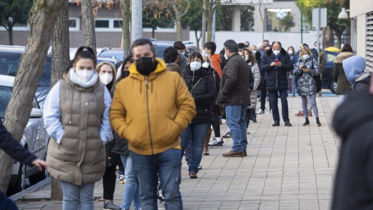 Decenas de personas esperan su turno para someterse a una prueba diagnóstica en el centro de salud de Covaresa. REPORTAJE GRÁFICO: PHOTOGENIC