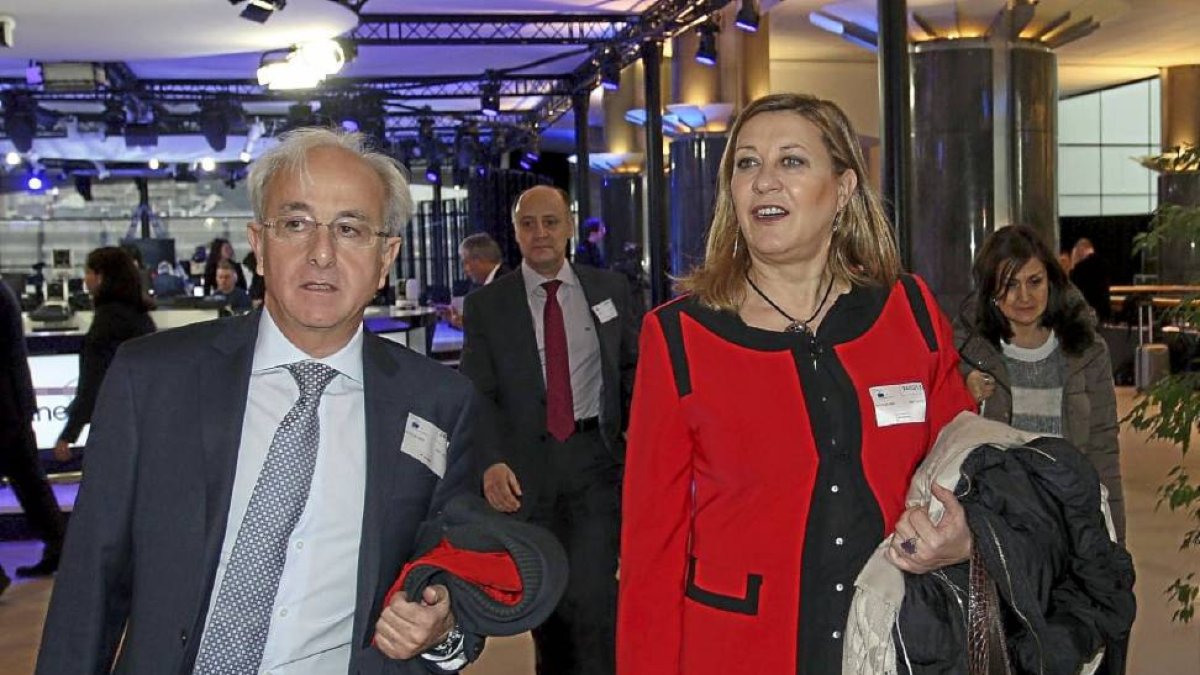 La consejera Pilar del Olmo, con el secretario general de Hacienda, en el viaje a Bruselas, el pasado febrero.-ICAL