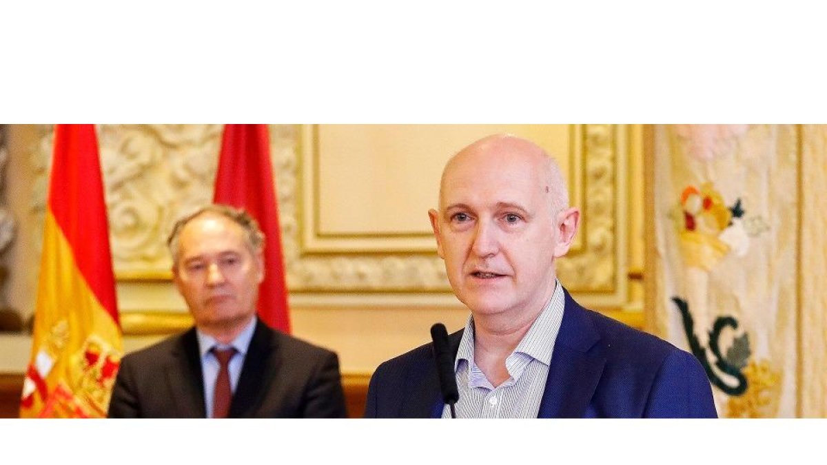 Alberto Palomino, en primer plano, y Antonio Otero, detrás, al anunciarse ayer el relevo en el Ayuntamiento. J.M. LOSTAU