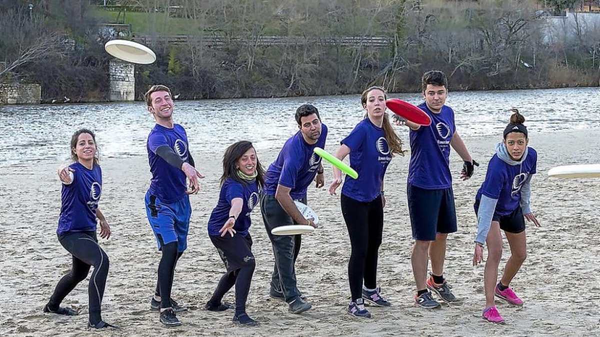 Algunos de los componentes de los Ultimate Frisbee Valladolid lanzan el disco en la Playa de Las Moreras.-PABLO REQUEJO