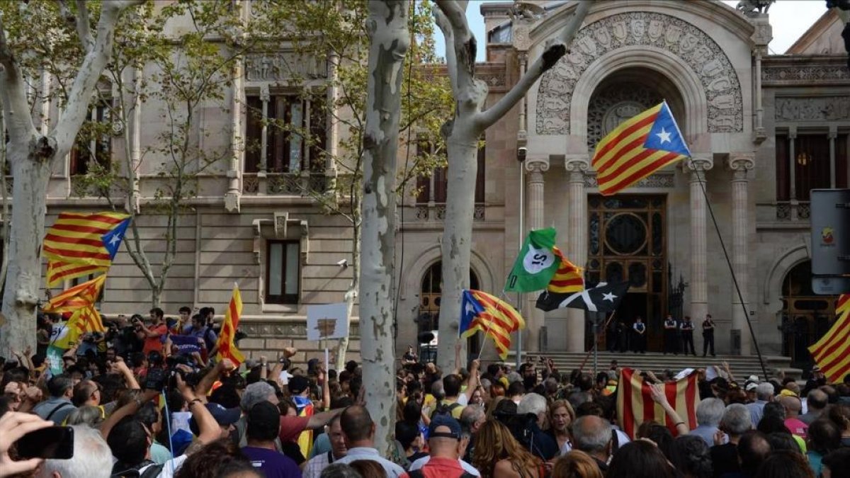 Agentes de los Mossos custodian la entrada del Palacio de Justicia de Barcelona, el pasado 20 de septiembre.-JORDI COTRINA
