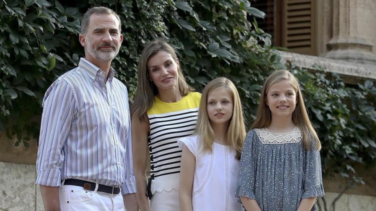 Felipe y Letizia, con sus hijas, la princesa Leonor y la infanta Sofía, en el palacio de Marivent.-BALLESTEROS