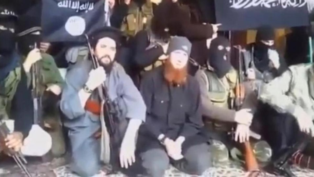 Al-Shishani (centro), sentado junto a combatientes yihadistas, en una imagen de un vídeo sin fechar difundido por las redes sociales.-