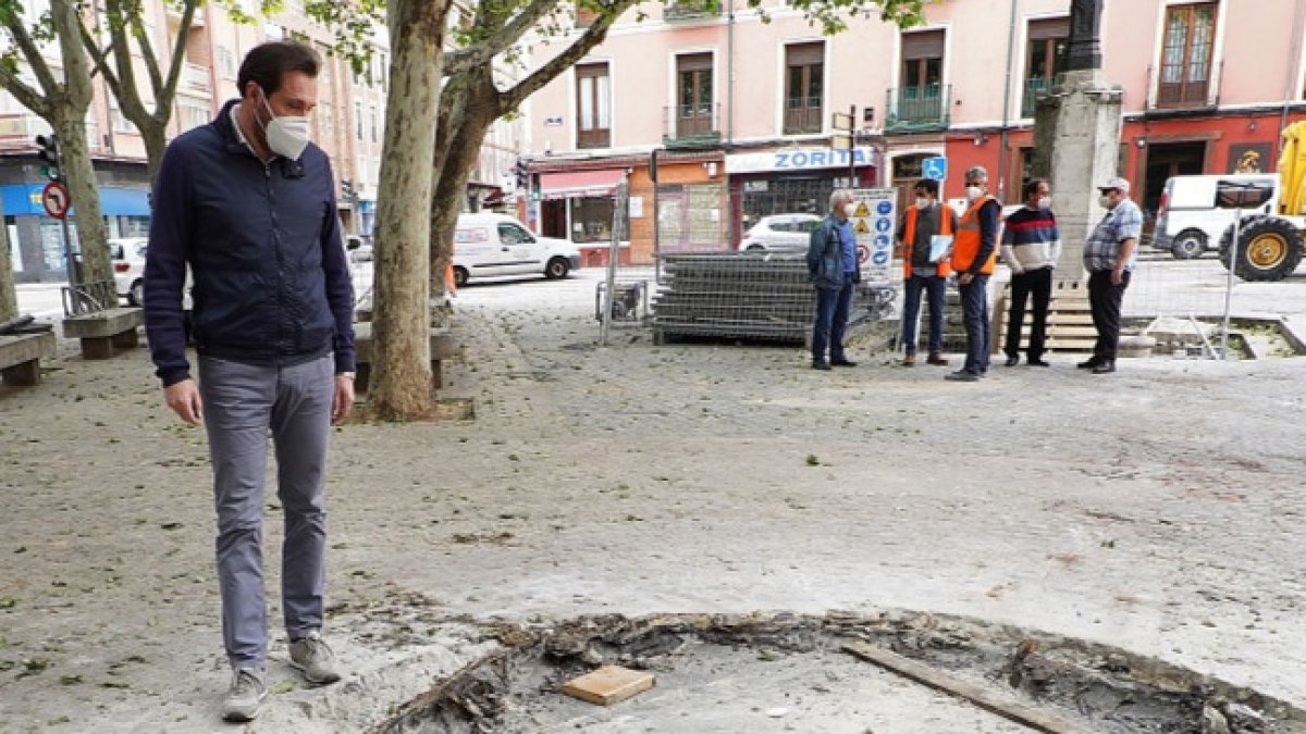 El alcalde de Valladolid, Óscar Puente, visita las obras de la Plaza Caño Argales.- AYTO. VALLADOLID