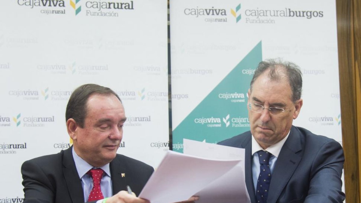 Cajaviva Caja Rural firma un acuerdo con la Confederación de Asociaciones Empresariales (FAE) de Burgos por parte del director de Cajaviva Caja Rural, Ramón Sobremonte (I), y del presidente del patronal, Miguel Ángel Benavente (D)-ICAL