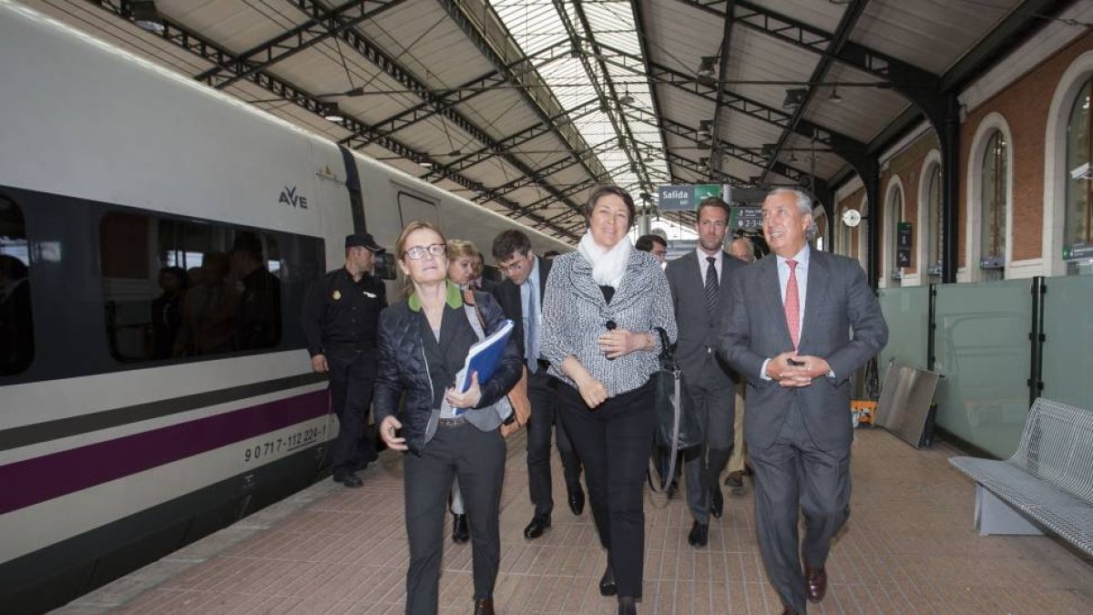La secretario de Estado, Julio Gómez Pomar y la comisaría europea de transportes Violeta Bulc en su llegada a la estación de trenes de Valladolid-Miguel Ángel Santos