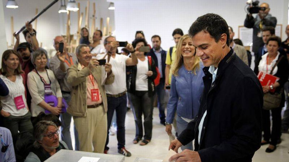 El secretario general del PSOE, Pedro Sánchez, ha ejercido su derecho a voto en las elecciones del 24M.-Foto: JOSÉ LUIS ROCA
