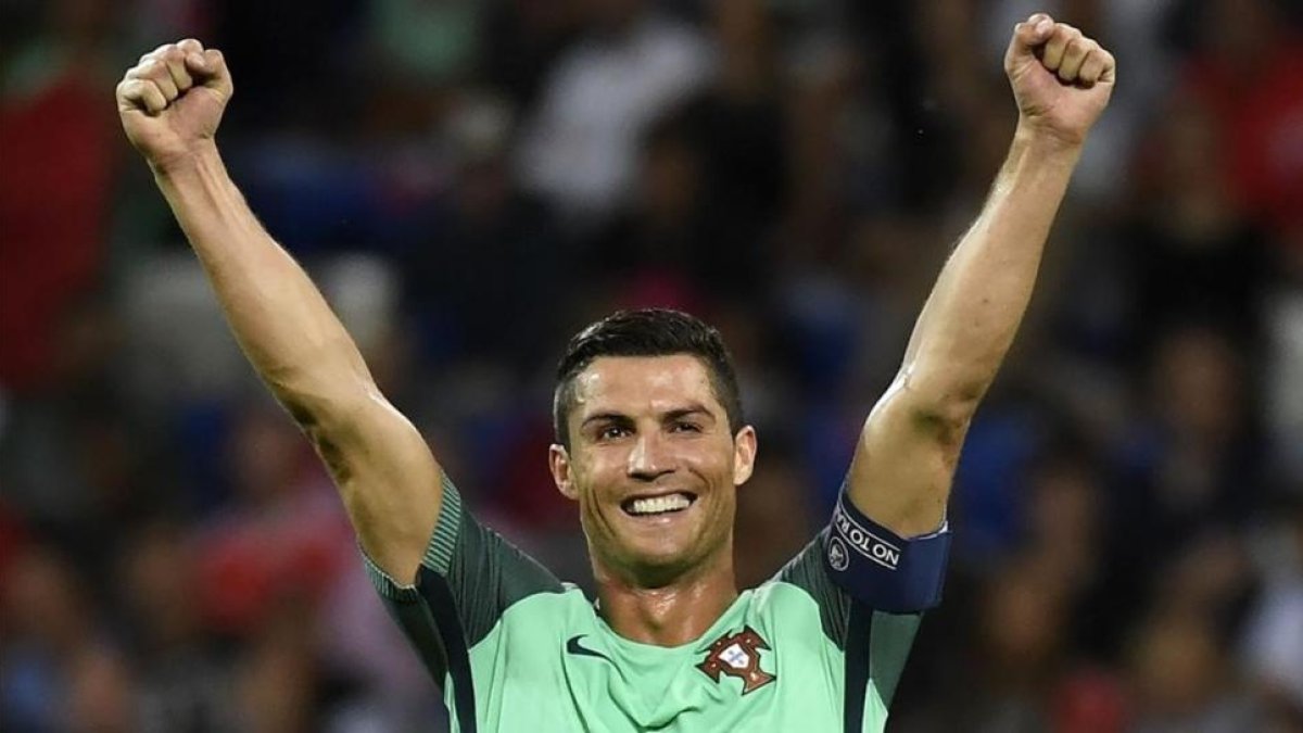 Cristiano celebra el pase a la final de París.-PHILIPPE DESMAZES