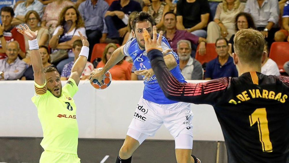 Dani Pérez intenta esconder un lanzamiento de rosca, que le adivinaría el portero internacional del Barça, Gonzalo Pérez de Vargas.-J. M. LOSTAU