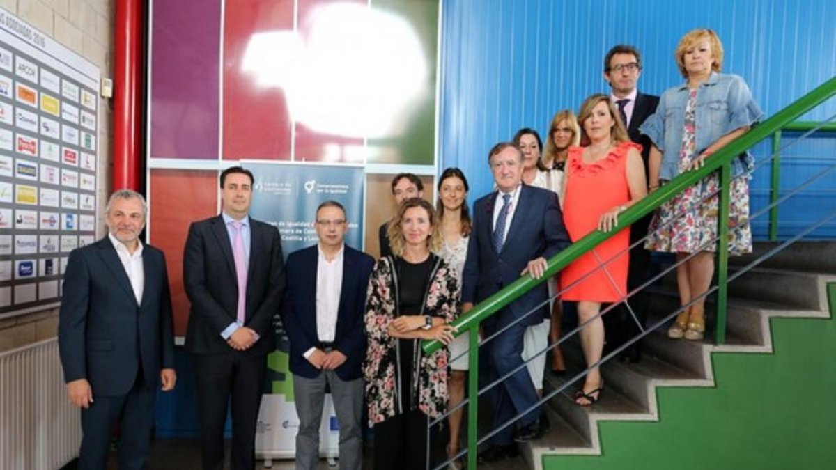La consejera de Familia e Igualdad de Oportunidades, Alicia García, y el presidente de la Cámara de Contratistas, Enrique Pascual, presentan acciones para promover la igualdad de género. En la imagen, junto a los participantes en la presentación-Rubén Cacho / ICAL