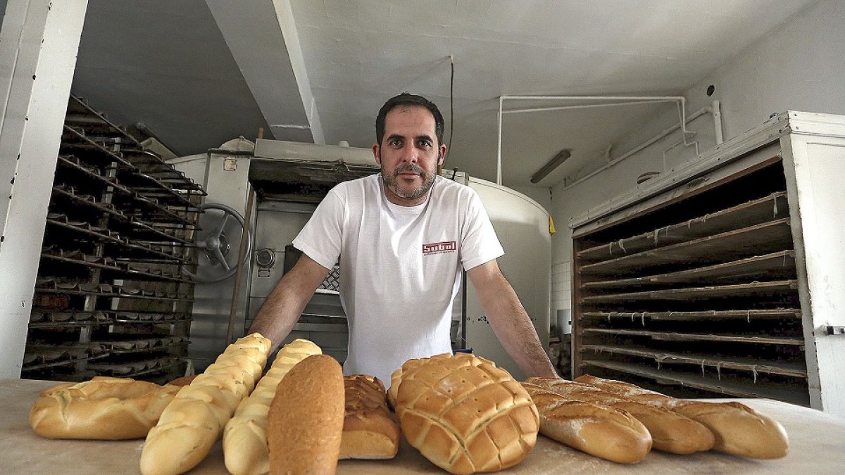 Mario Serna elabora pan que reparte por distintas localidades de Valladolid y Segovia. / ICAL