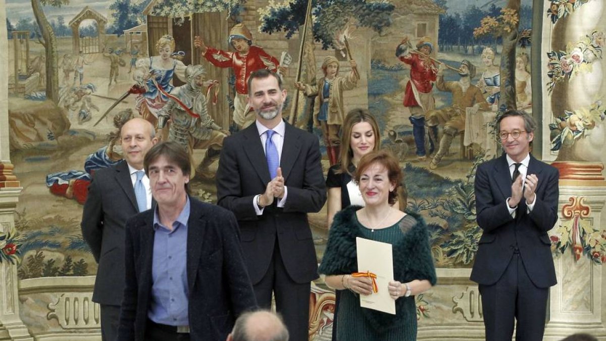 Los directores de la compañia, Teloncillo . Ana I. Gallego y Ángel Sánchez reciben de manos de los Reyes el galardón que les acredita como ganadores del Premio Nacional de Artes Escénicas para la Infancia y la Juventud-Ical